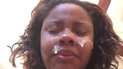 Svart brasiliansk tjej får sperma i ansiktet efter analsex med en stor kuk